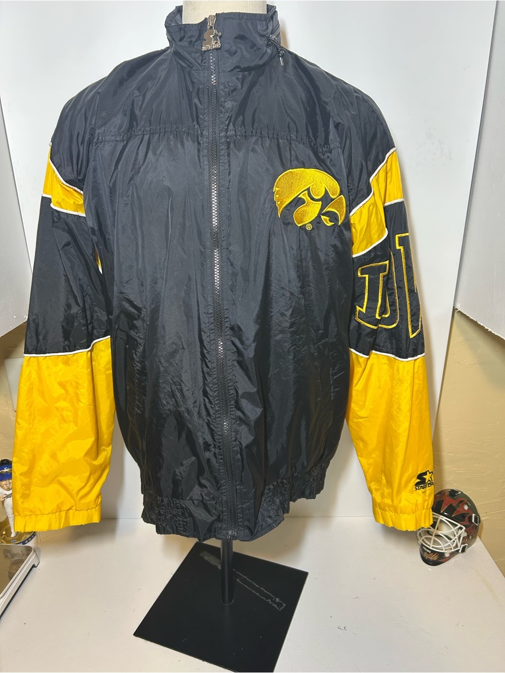 Iowa Hawkeyes Black & Gold Windbreaker Jacket vintage Starter